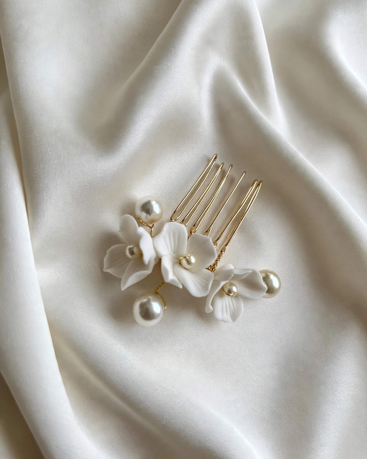 Bridal Hair Comb with Porcelain Flowers & Pearls – Elegant Wedding Accessory