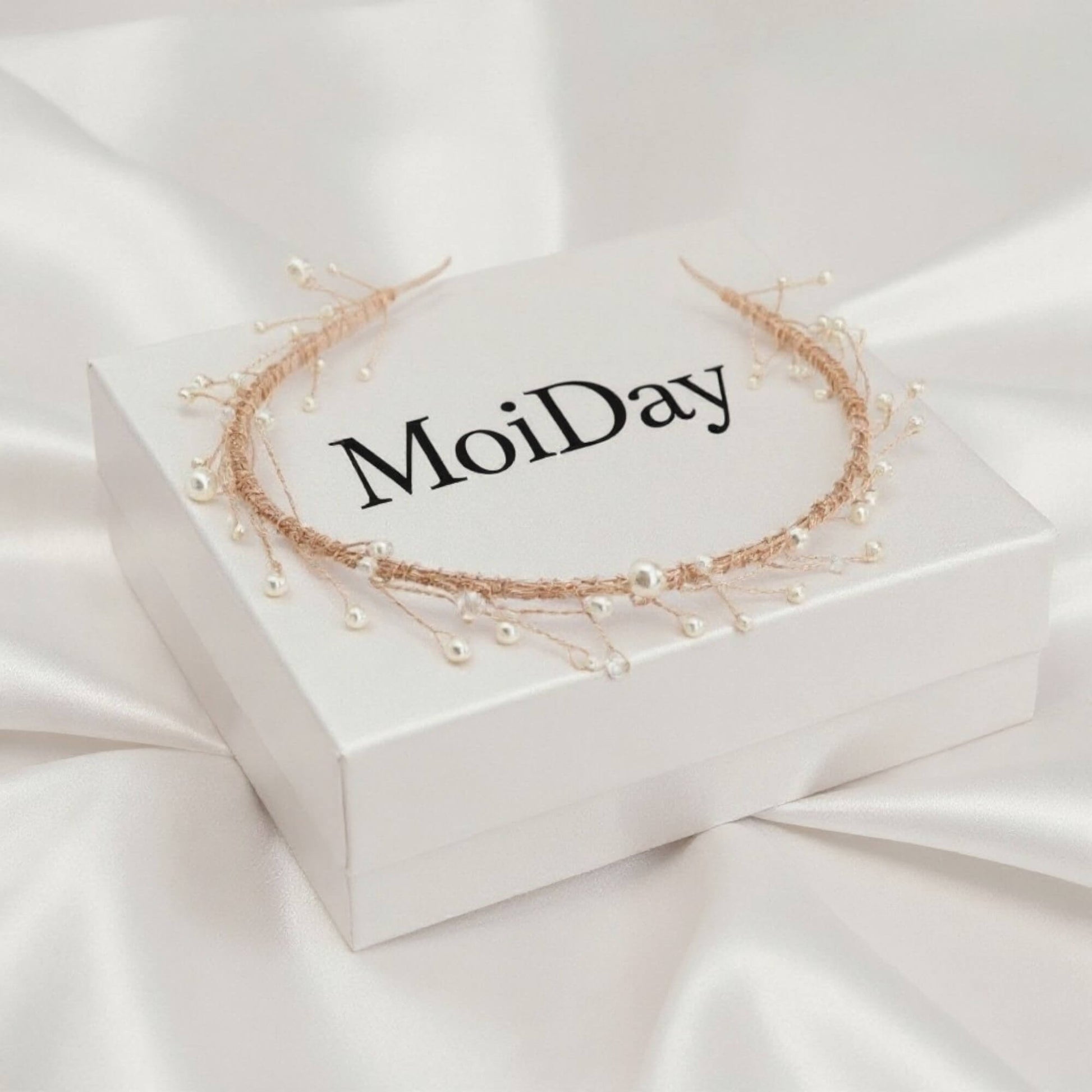 Premium bridal hairvine with pearl beads and crystal branches arranged on a rose‑gold wire.