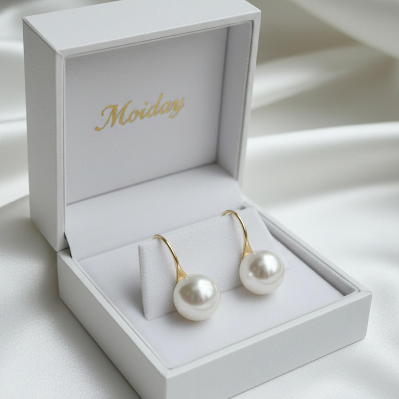 S925 silver classic drop photographed on Moiday Box