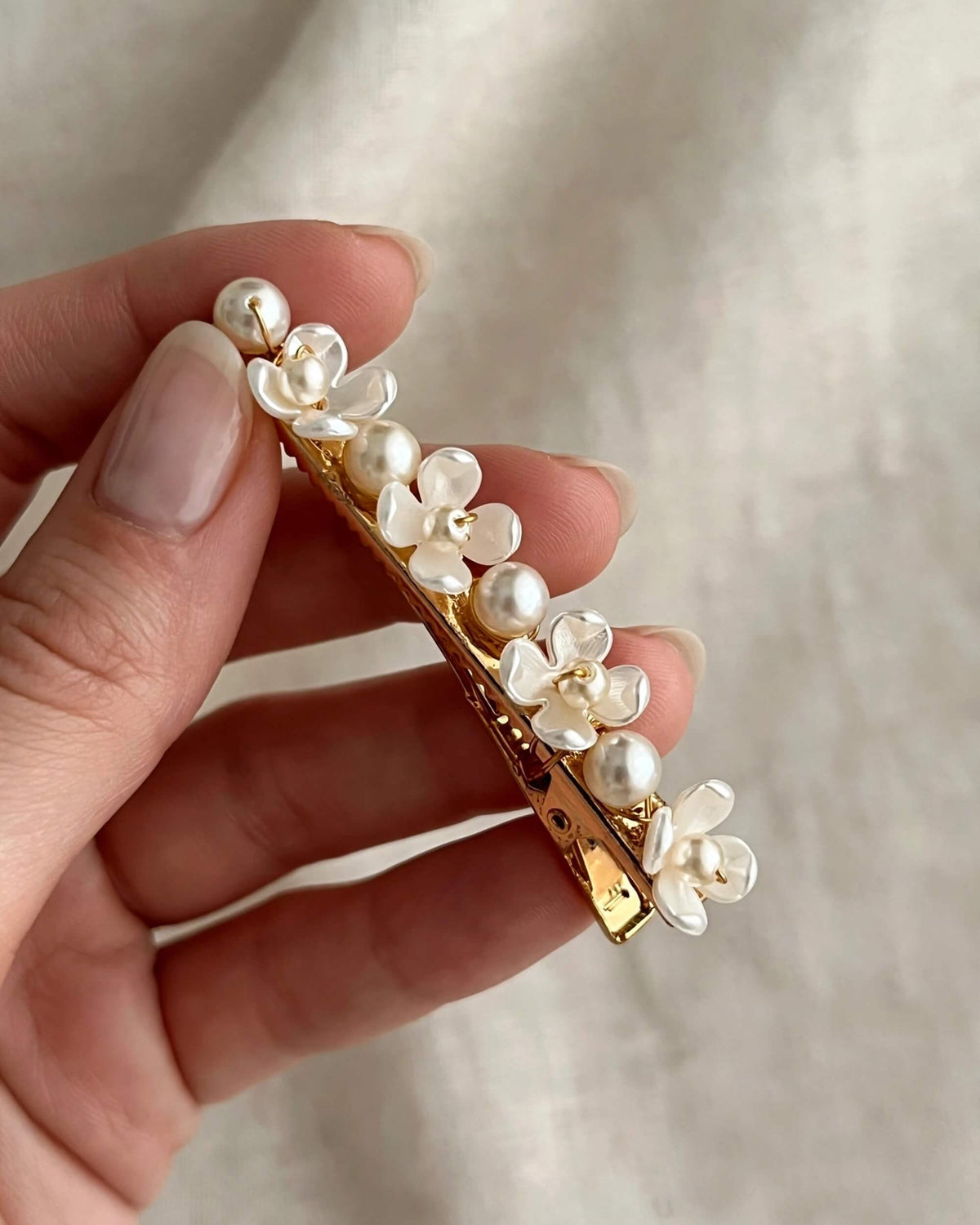 Bridal Hair Clip with Glass Pearls and White Floral Accents – Elegant Gold Wedding Accessory