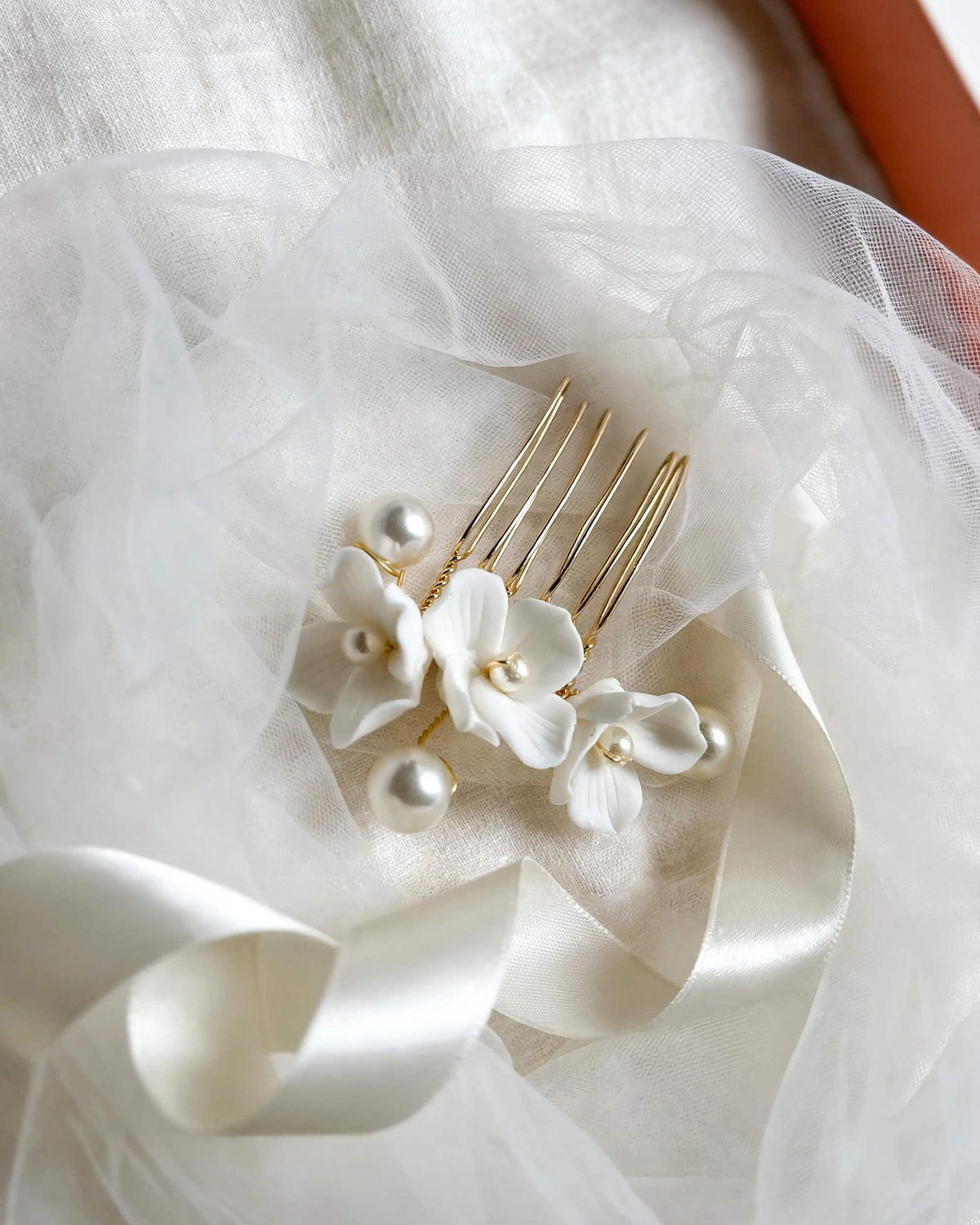 Bridal Hair Comb with Porcelain Flowers & Pearls – Elegant Wedding Accessory
