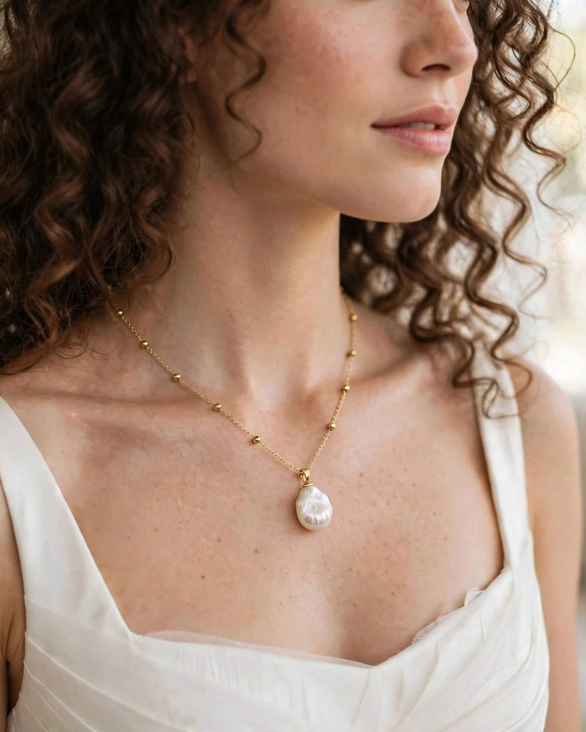 bridal-pearl-coin-necklace-gold-baroque-pearl-pendant-closeup-01-2000x2500