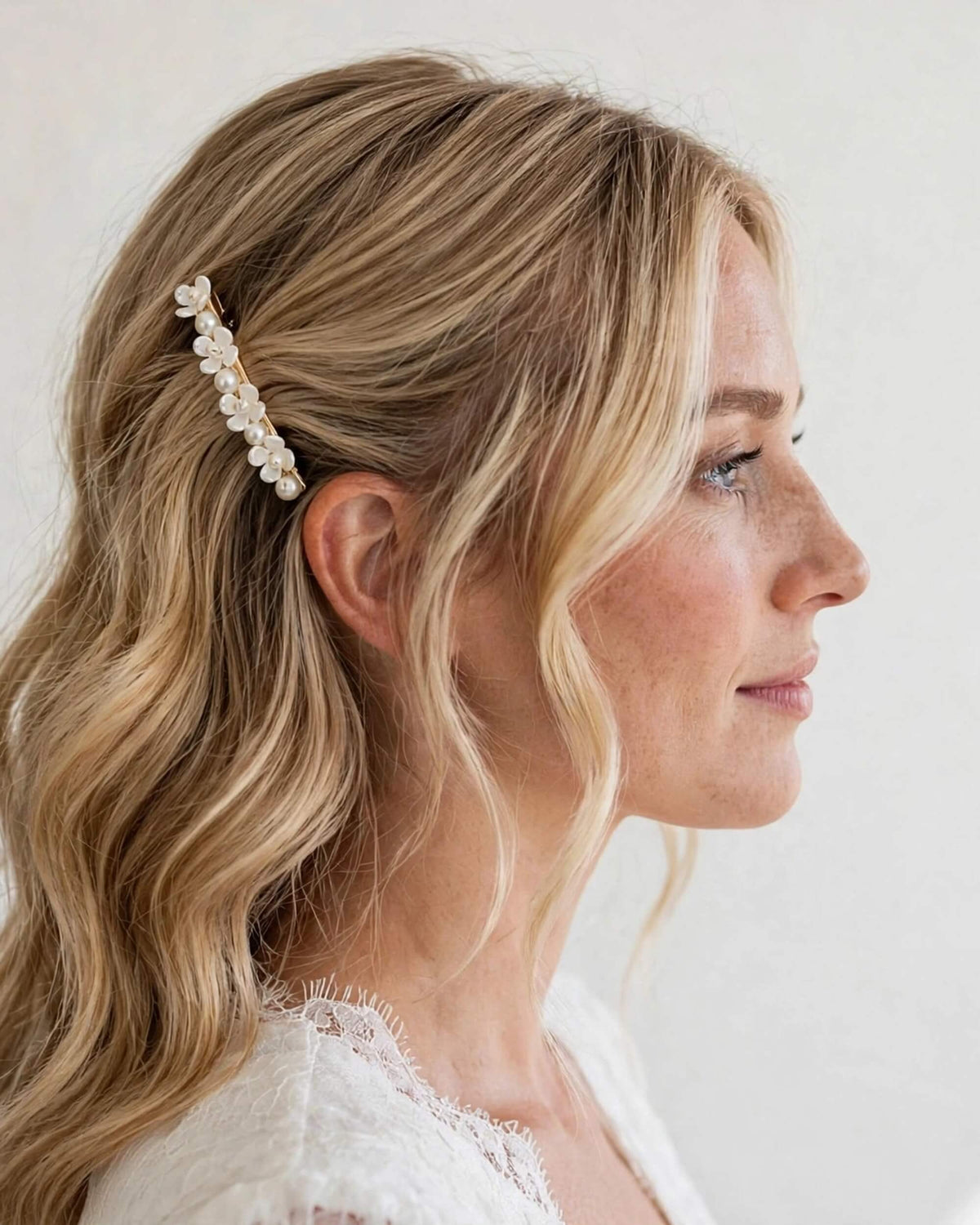 Bridal Hair Clip with Glass Pearls and White Floral Accents – Elegant Gold Wedding Accessory