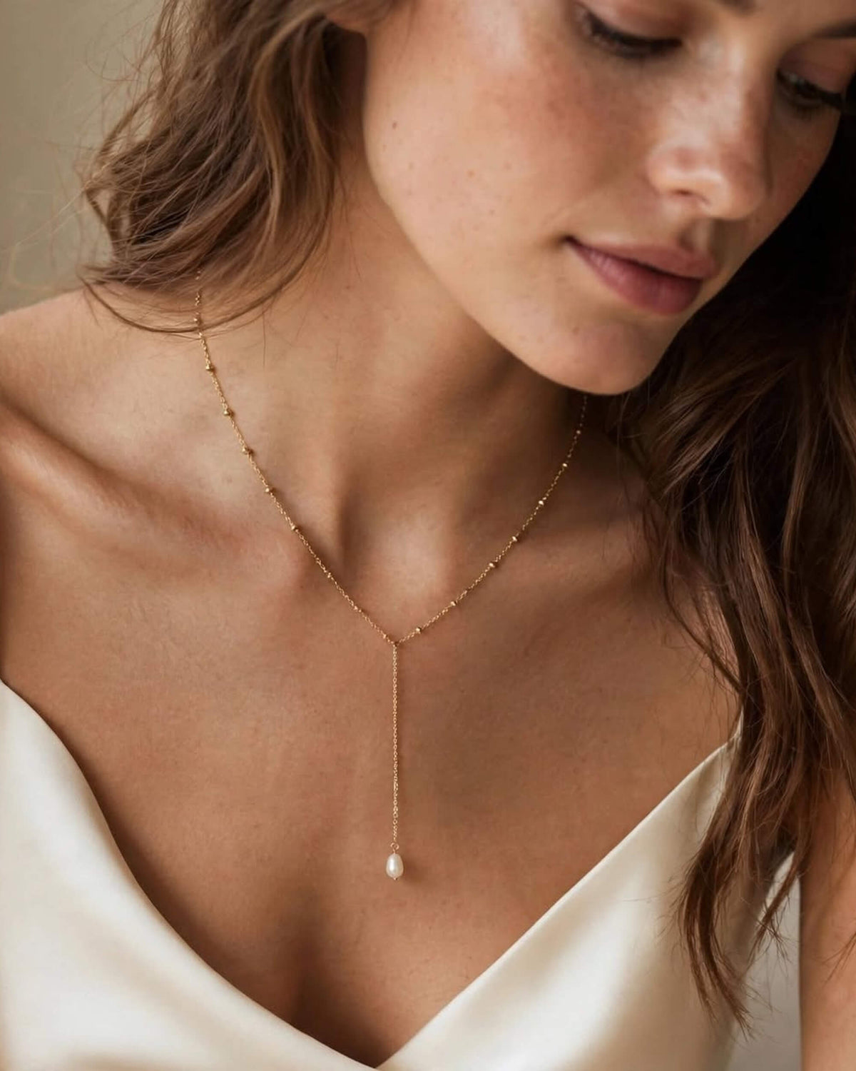 bridal-pearl-y-necklace-gold-closeup-decolletage-soft-light