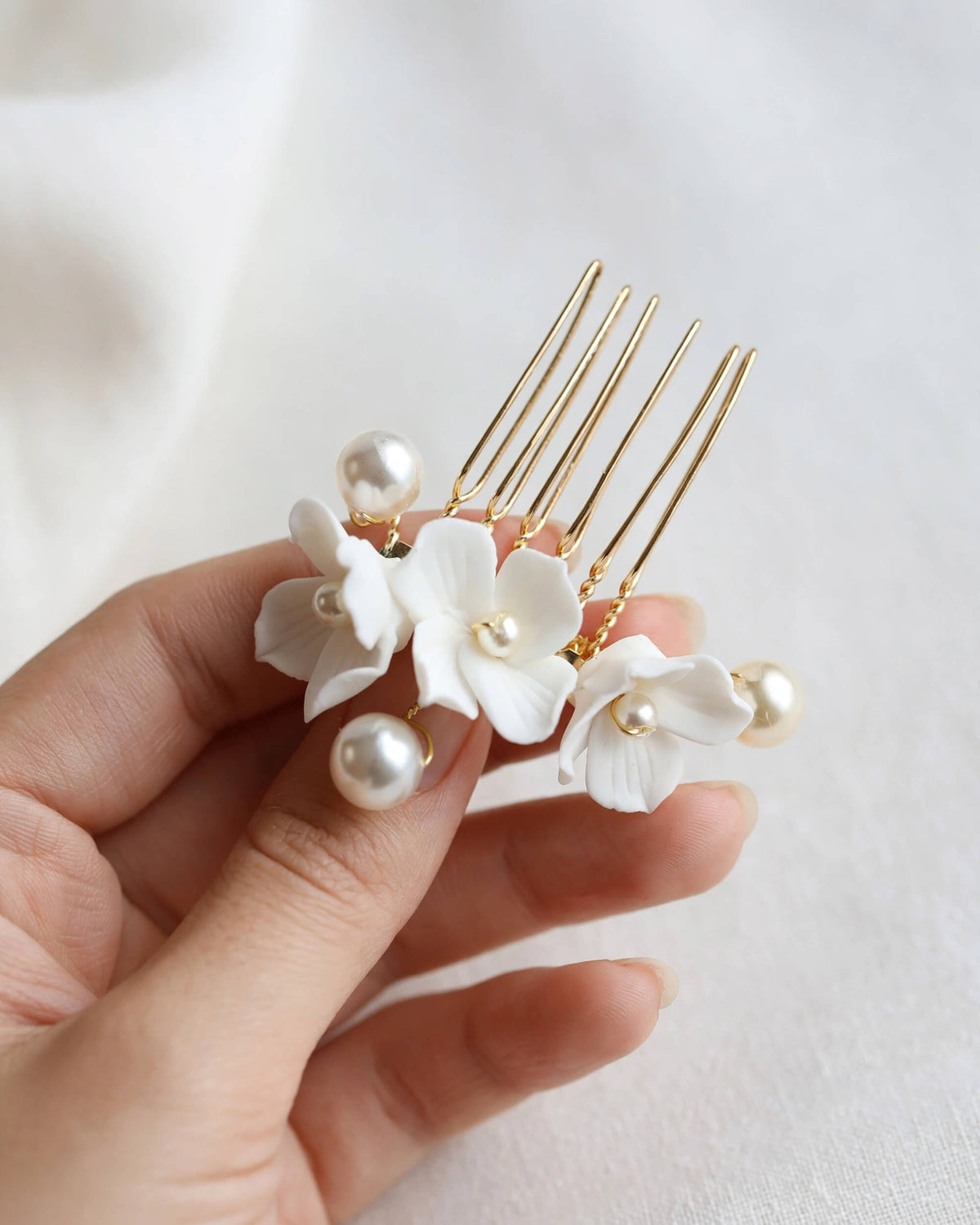 Bridal Hair Comb with Porcelain Flowers & Pearls – Elegant Wedding Accessory