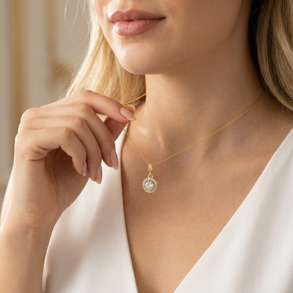 Gold halo pendant necklace with twisted rope chain, featuring central diamond and pavé halo design