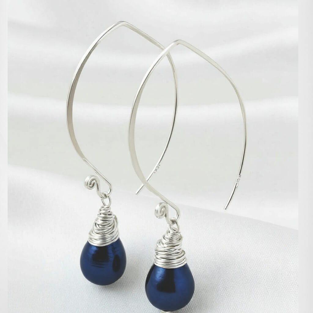 sterling silver S925 peacock dark green pearl pendant necklace photographed on embroidered lace background