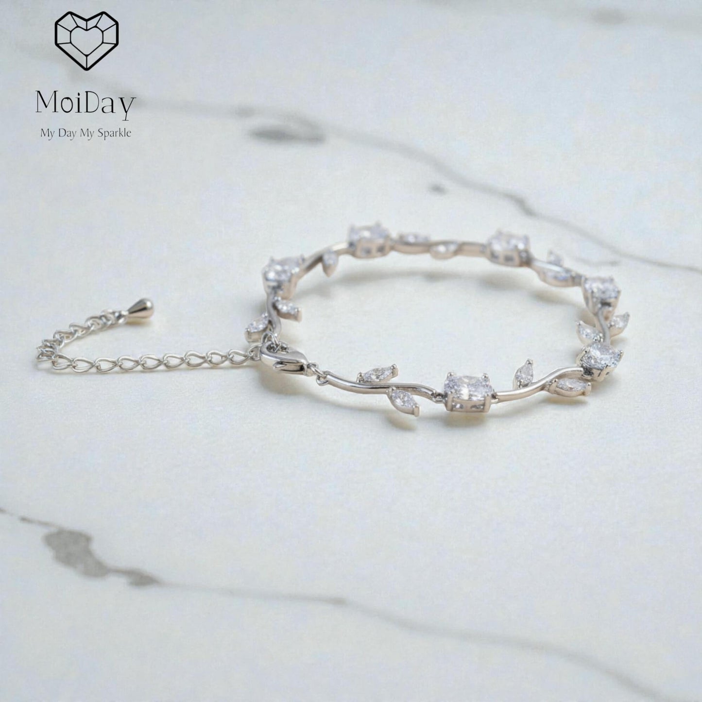 Elegant silver bridal bracelet by Moiday featuring adjustable chain and refined leaf-inspired accents.