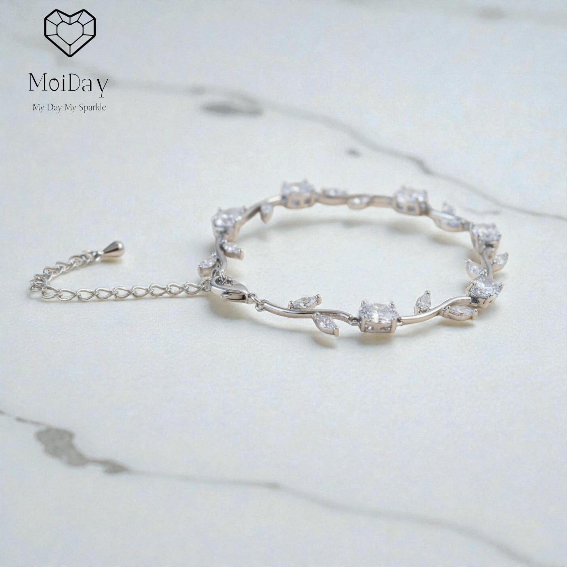 Elegant silver bridal bracelet by Moiday featuring adjustable chain and refined leaf-inspired accents.