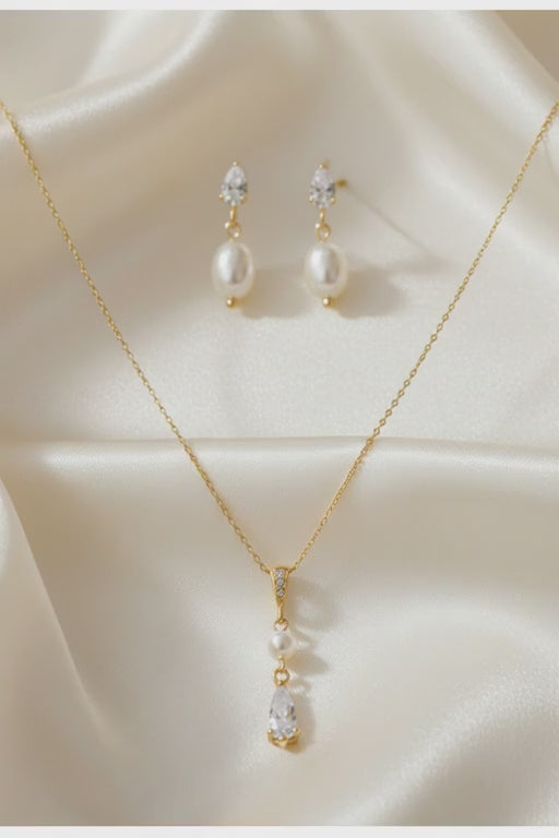 macro-cinematic-shot-of-the-gold-necklace-pendant