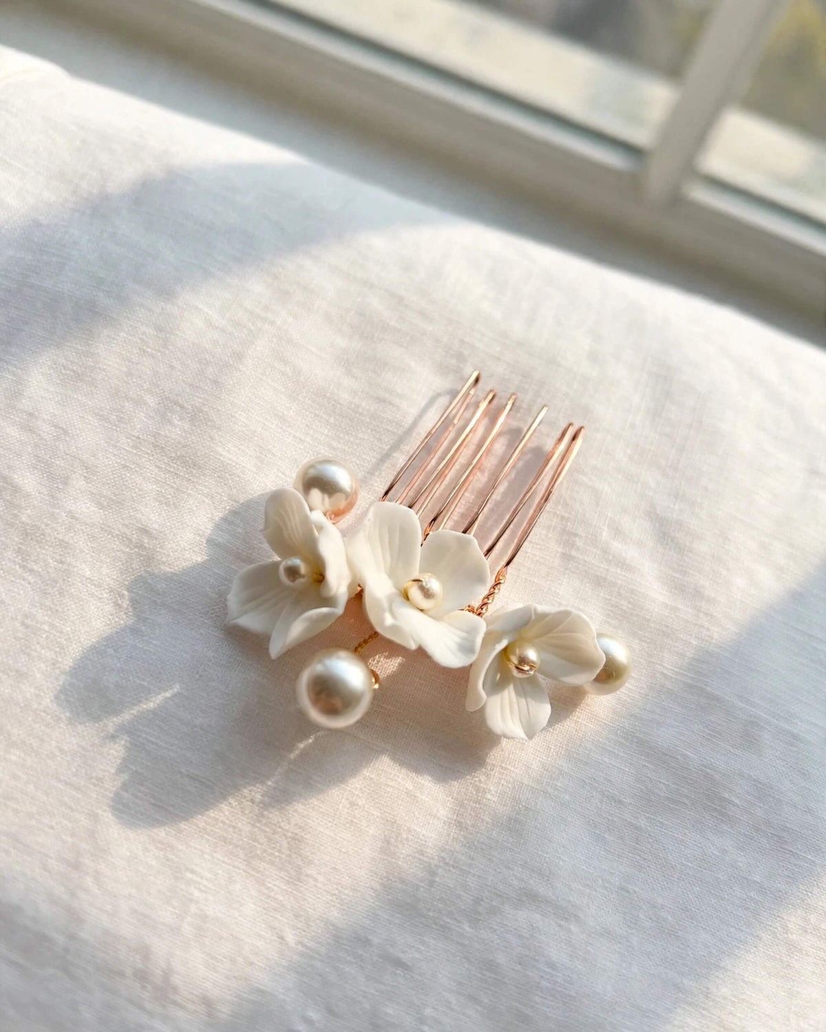Bridal Hair Comb with Porcelain Flowers & Pearls – Elegant Wedding Accessory