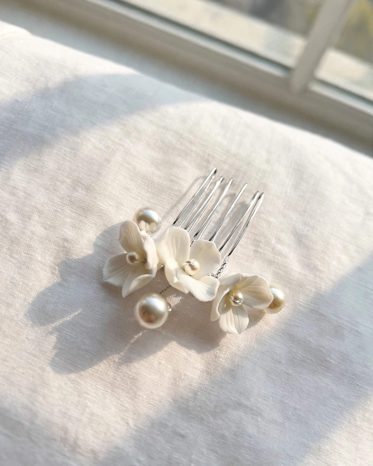 Bridal Hair Comb with Porcelain Flowers & Pearls – Elegant Wedding Accessory